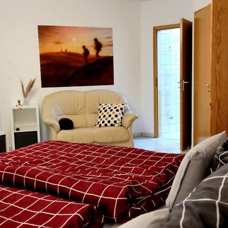 Wohlfuehl-Ferienwohnung Mit Tiefgarage Im Gruenen オーバーホーフ エクステリア 写真